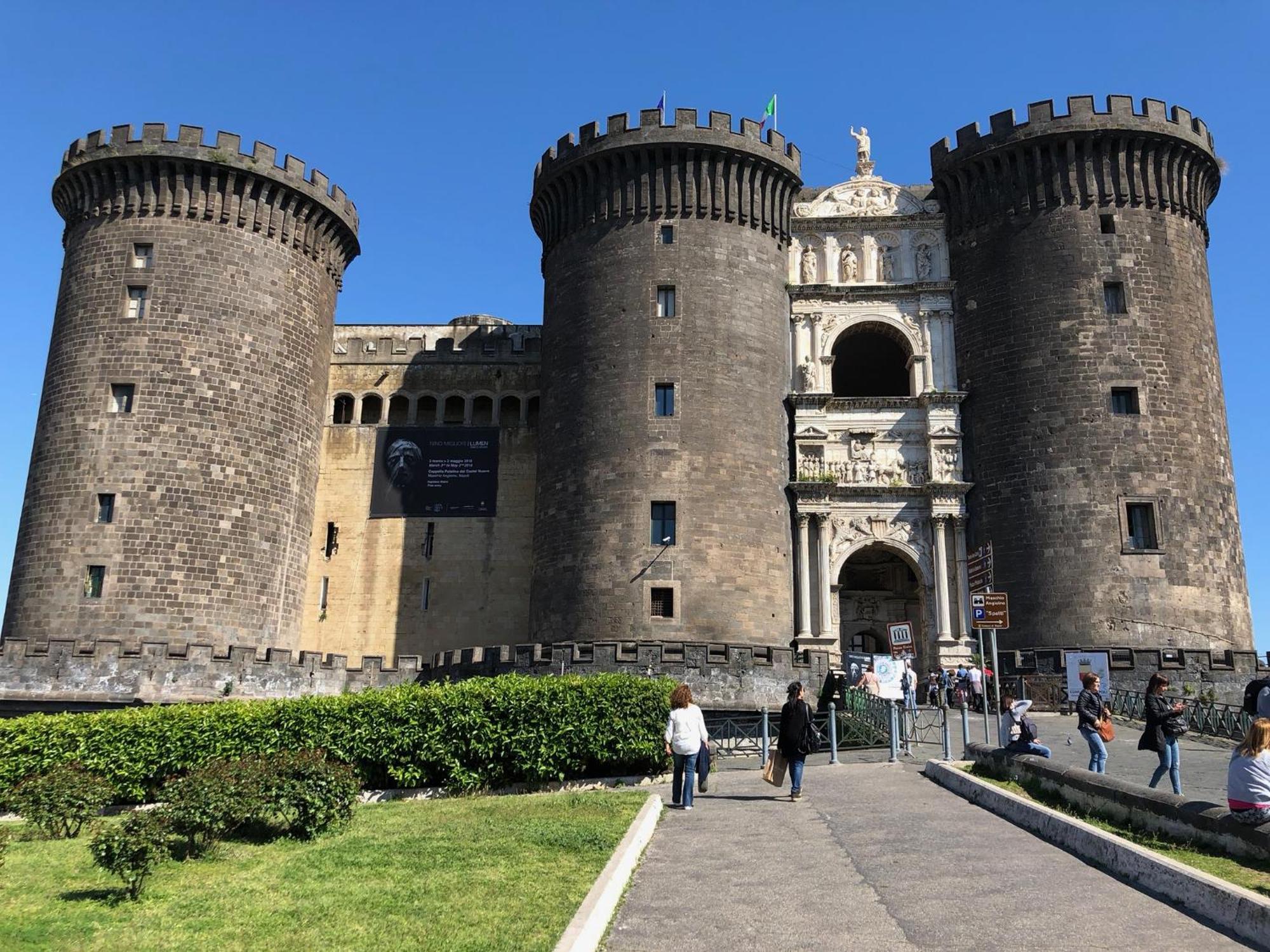 Toledostop Неаполь Екстер'єр фото Castel Nuovo, Naples