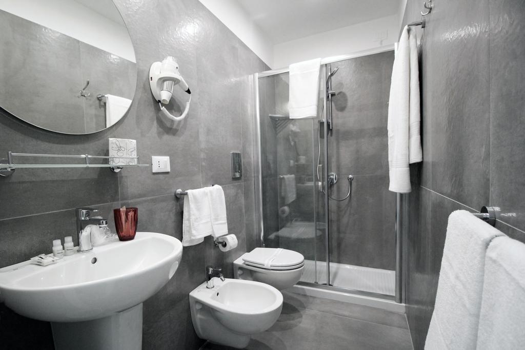 Toledostop Неаполь Екстер'єр фото A modern bathroom