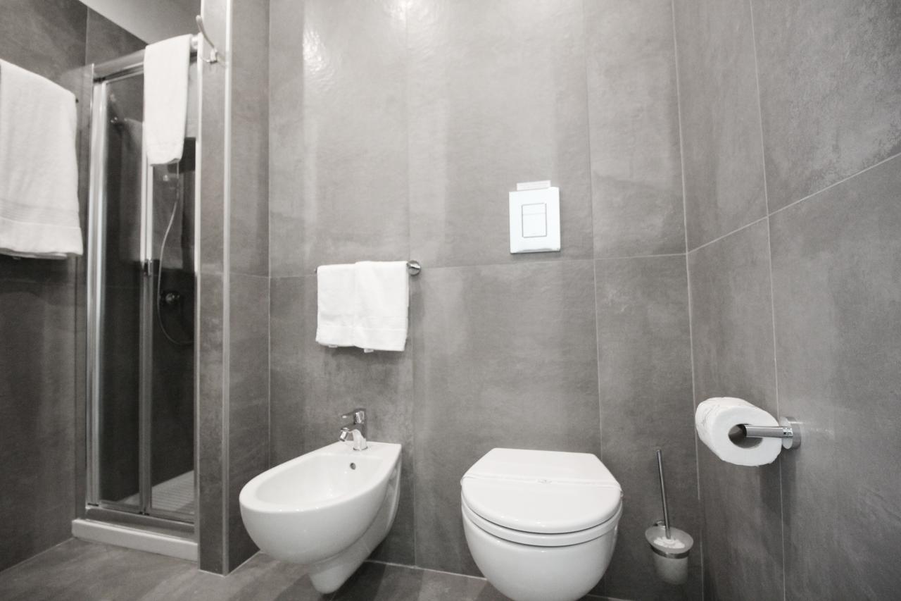 Toledostop Неаполь Екстер'єр фото A modern bathroom with a bidet and toilet