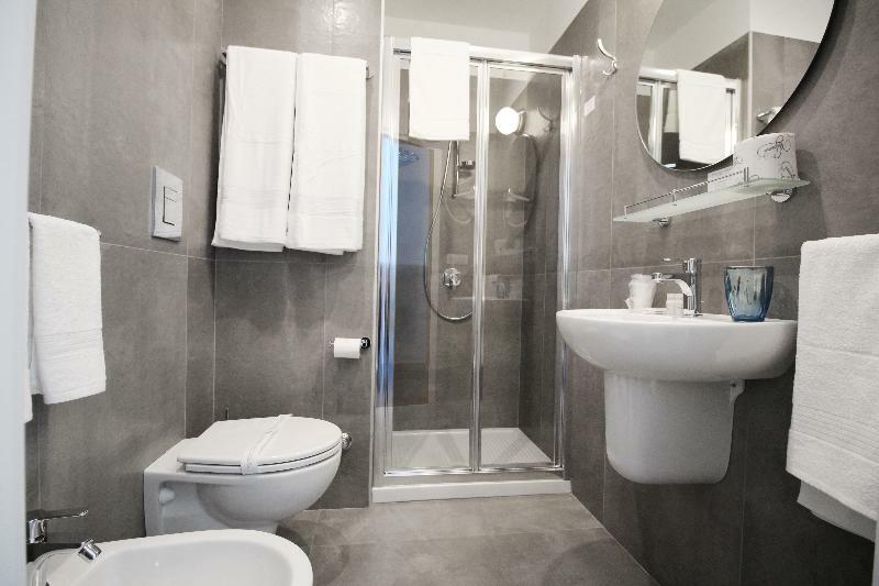 Toledostop Неаполь Екстер'єр фото A modern bathroom with a shower enclosure